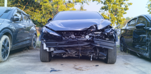 Vehicle crashes into store in Hilo